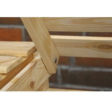 Detailansicht eines Holzregals
