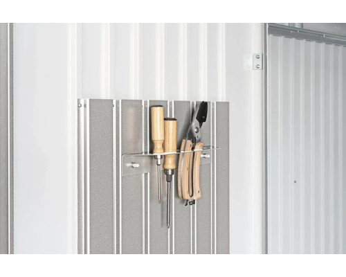 Werkzeugwand mit Schraubendrehern und Gartenschere an einer Metallwand