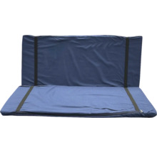 Blaue Klappmatratze mit Reißverschluss und Bändern