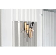 Werkzeughalterung mit Schraubendrehern und Gartenschere an einer Metallwand