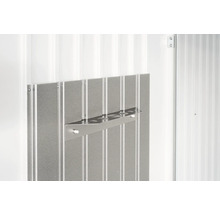 Metallhalterung für Gartengeräte an einer Wand montiert.