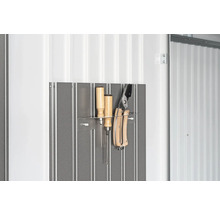 Werkzeuge an einer Metallwand mit Schraubenziehern und Gartenschere