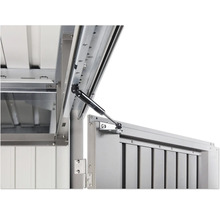 Detailansicht einer geöffneten Metallgartenbox mit Gasdruckfeder