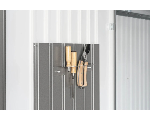 Werkzeugwand mit Schraubendrehern und Gartenschere zur Aufbewahrung an der Wand