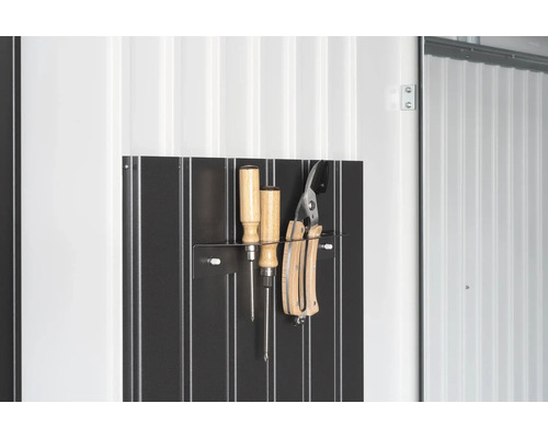 Werkzeugaufbewahrung an einer Geräteschrank-Wand mit Schraubendrehern und einer Gartenschere