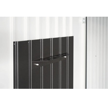 Gerätehalterung an einer Gerätehauswand für die Gartenorganisation