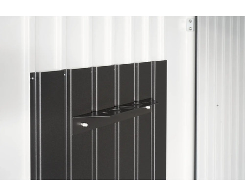 Gerätehalterung an einer Gerätehauswand für die Gartenorganisation