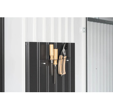 Werkzeughalter mit Schraubendrehern und Gartenschere an einer Metallwand