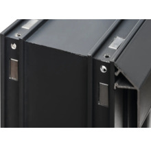 Detailansicht eines schwarzen Aluminiumprofils mit Magneten und Schraubenlöchern.