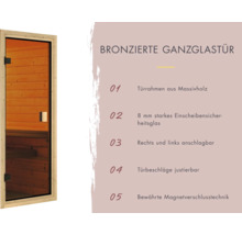 Bronzefarbene Ganzglastür mit Massivholzrahmen.
