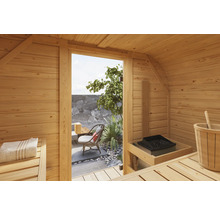 Innenansicht einer Holzsauna mit Blick auf einen Gartenbereich