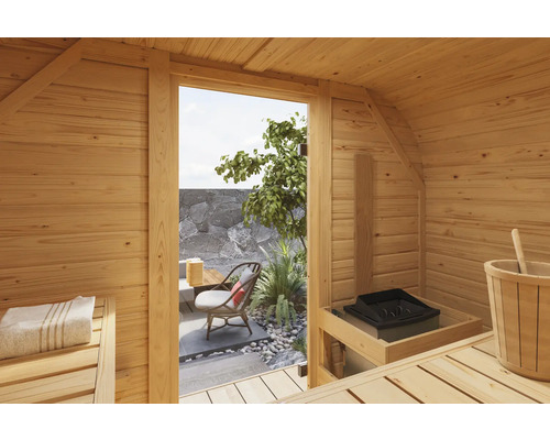 Innenansicht einer Holzsauna mit Blick auf einen Gartenbereich