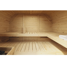 Innenansicht einer Sauna mit Holzbänken, Holzeimer und Handtuch