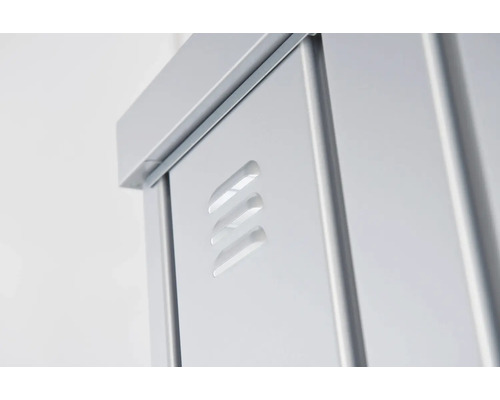 Detailansicht eines Metallschranks mit Belüftungsschlitzen