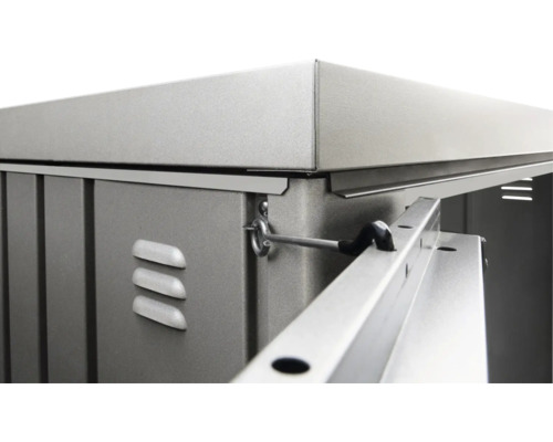 Detailansicht einer Metallgartenbox mit Schließmechanismus und Belüftungsschlitzen
