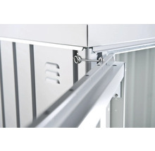 Detailansicht einer Gerätehaus-Innenansicht mit Metallrahmen und Lüftungsschlitzen