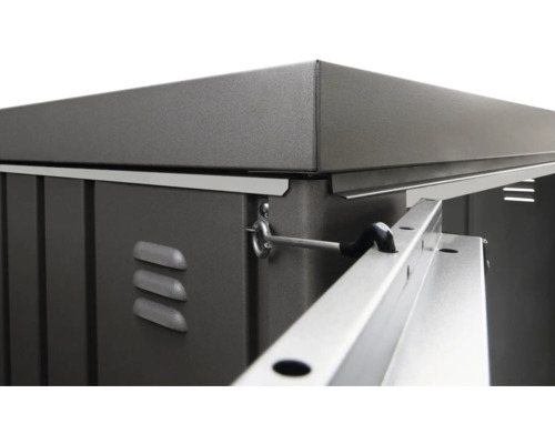 Detailansicht eines Geräteschuppens mit Verriegelung und Lüftungsschlitzen