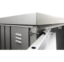 Detailansicht eines Gerätehauses aus Metall mit Verriegelungsmechanismus