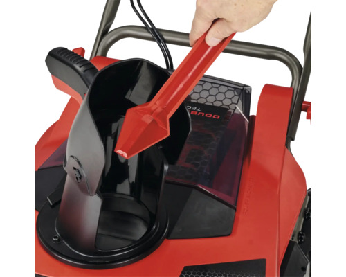 Reinigungswerkzeug für Schneefräse im Einsatz