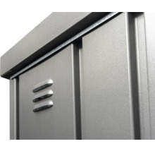 Detailansicht einer Metallgartenbox mit Lüftungsschlitzen