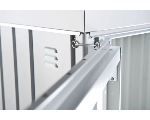Detailansicht einer Metallgartenbox mit Befestigungsmechanismus