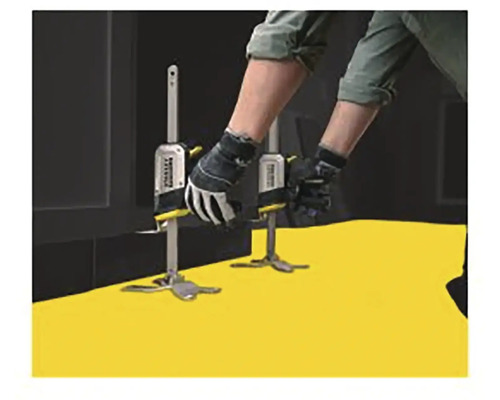 Zwei Dielenheber werden verwendet, um eine Diele anzuheben