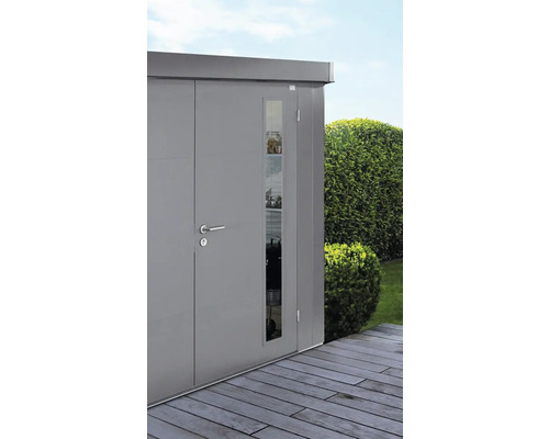 Gartenschrank aus Metall mit Tür und Fenster auf einer Holzterrasse