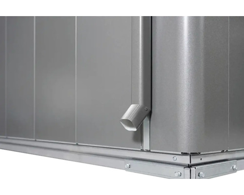 Detailansicht einer Gartenhütte mit Regenrinne und Metallelementen