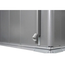 Detailansicht eines Gerätehauses aus Metall mit Regenrinne