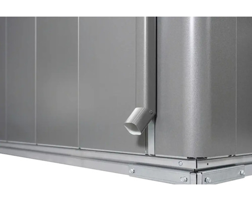 Detailansicht eines Gerätehauses mit Regenrinne und Metallelementen