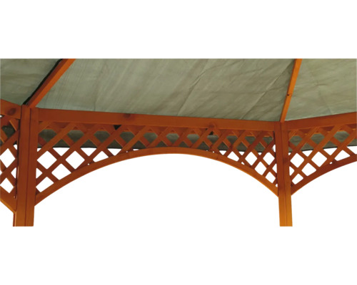 Detailansicht eines Holzpavillons mit Gittermuster und Dachplane