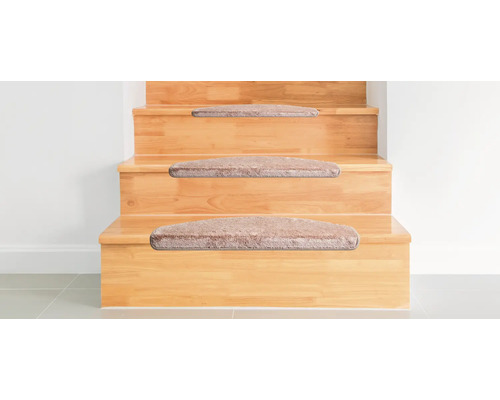 Holztreppe mit Teppichstufenmatten