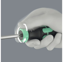 Nahaufnahme eines Schraubendrehers mit Drehbewegungspfeilen