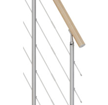 Detailansicht eines Geländers mit Holzhandlauf und Edelstahlseilen