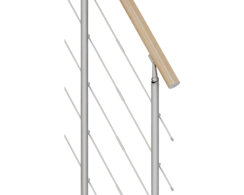 Detailansicht eines Geländers mit Holzhandlauf und Edelstahlseilen