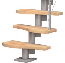 Detailaufnahme einer Wendeltreppe mit Holzstufen und Metallgeländer.