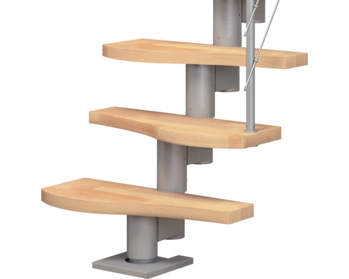 Detailaufnahme einer Wendeltreppe mit Holzstufen und Metallgeländer.