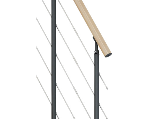 Detailansicht eines Geländers mit Holzhandlauf und Stahlseilen