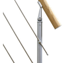 Detailaufnahme eines Geländers mit Holzhandlauf und Edelstahlseilen