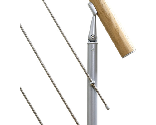 Detailaufnahme eines Geländers mit Holzhandlauf und Edelstahlseilen