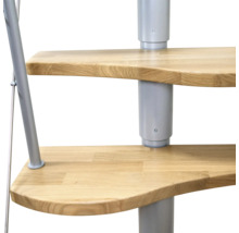 Detailaufnahme einer Wendeltreppe mit Holzstufen und Metallgeländer