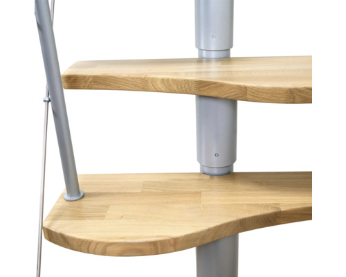 Detailaufnahme einer Wendeltreppe mit Holzstufen und Metallgeländer