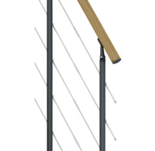 Detailansicht eines Treppengeländers mit Holzhandlauf und Edelstahlseilen