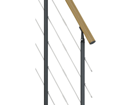 Detailansicht eines Treppengeländers mit Holzhandlauf und Edelstahlseilen