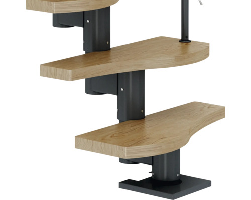 Detailansicht einer Spindeltreppe mit Holzstufen und Metallstruktur