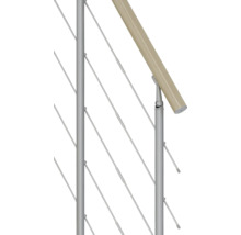 Detailansicht eines Geländers mit Edelstahlpfosten, Holzhandlauf und Seilfüllung