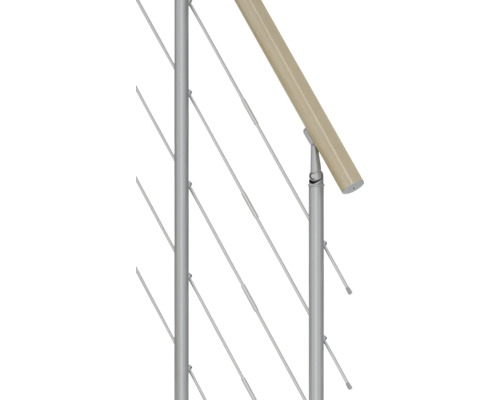 Detailansicht eines Geländers mit Edelstahlpfosten, Holzhandlauf und Seilfüllung