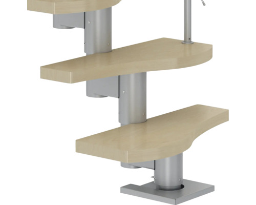 Detailaufnahme einer Spindeltreppe mit Holzstufen und Metallgeländer