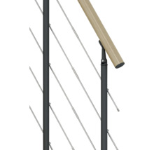 Detailansicht eines Geländers mit Holzhandlauf und Stahlseilen