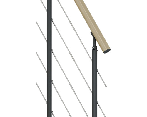 Detailansicht eines Geländers mit Holzhandlauf und Stahlseilen